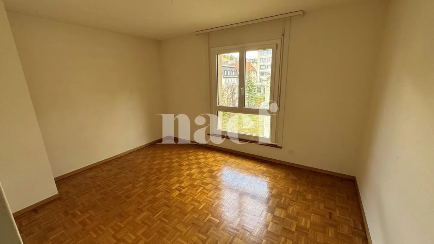 Appartamento di quattro stanze con balcone nel centro città - Foto 5 di 8