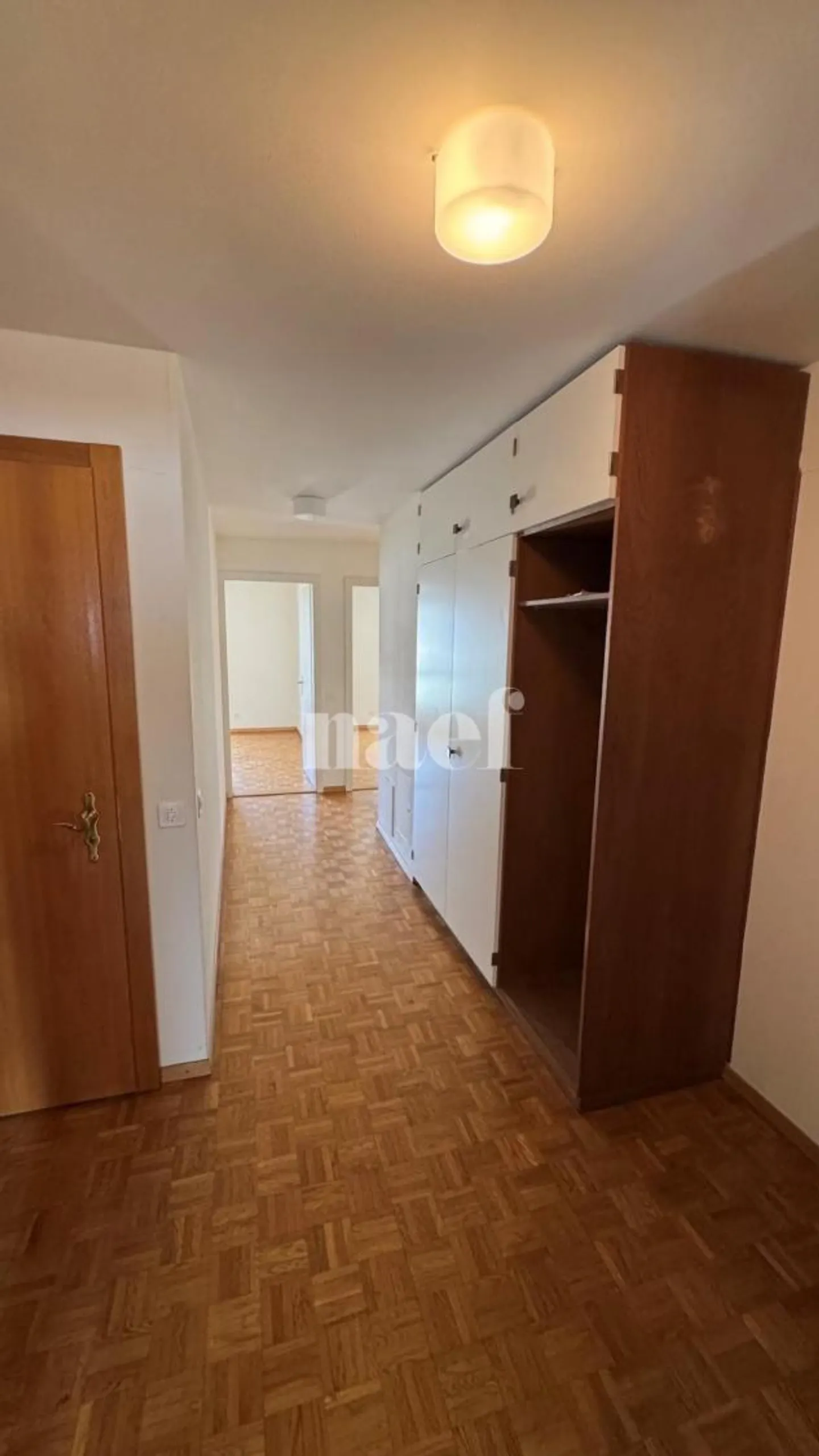 Appartamento di quattro stanze con balcone nel centro città - Foto 7 di 8