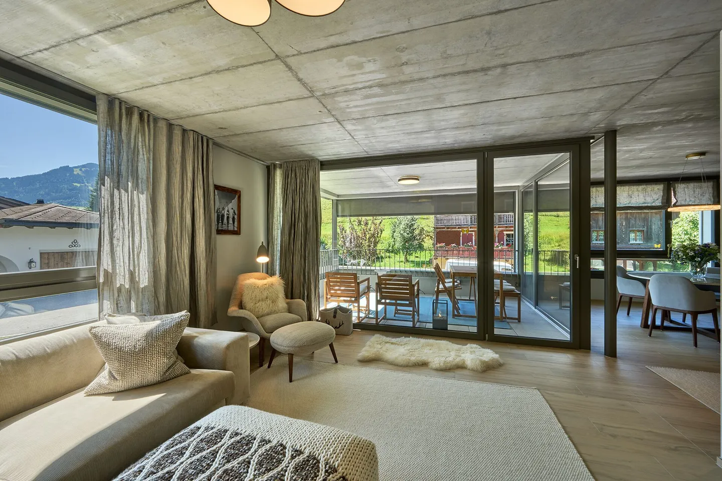 Family-friendly 4.5 room apartment in the village center of Jenaz - Photo 2 of 11