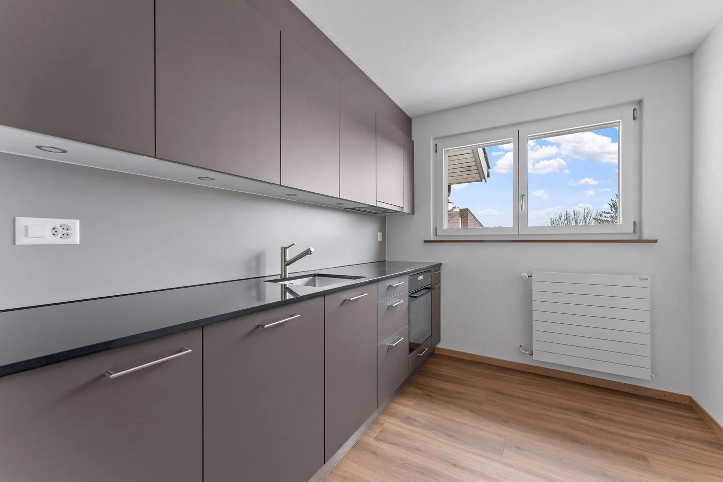 Appartement 4 pièces au rez-de-chaussée surélevé avec balcon à louer - Photo 1 sur 11