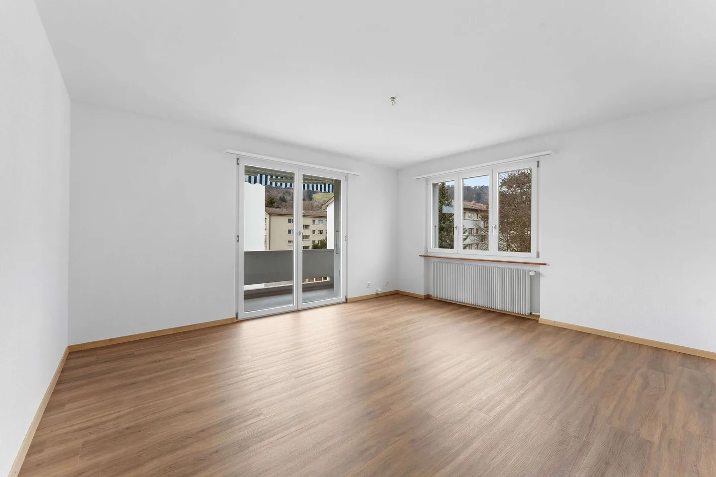 Appartement 4 pièces au rez-de-chaussée surélevé avec balcon à louer - Photo 2 sur 11