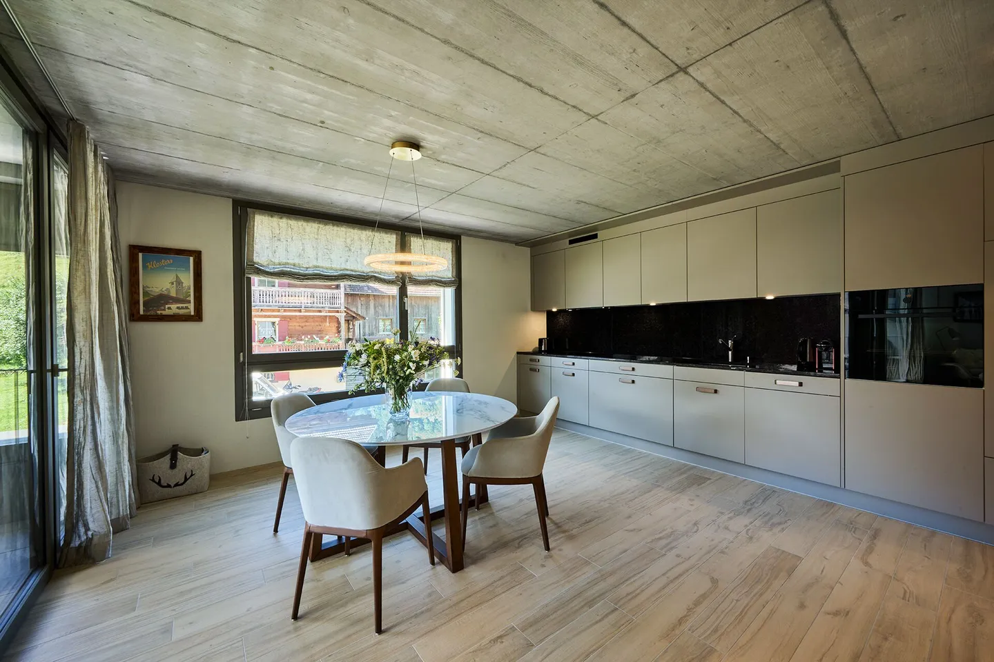 Family-friendly 4.5 room apartment in the village center of Jenaz - Photo 4 of 11