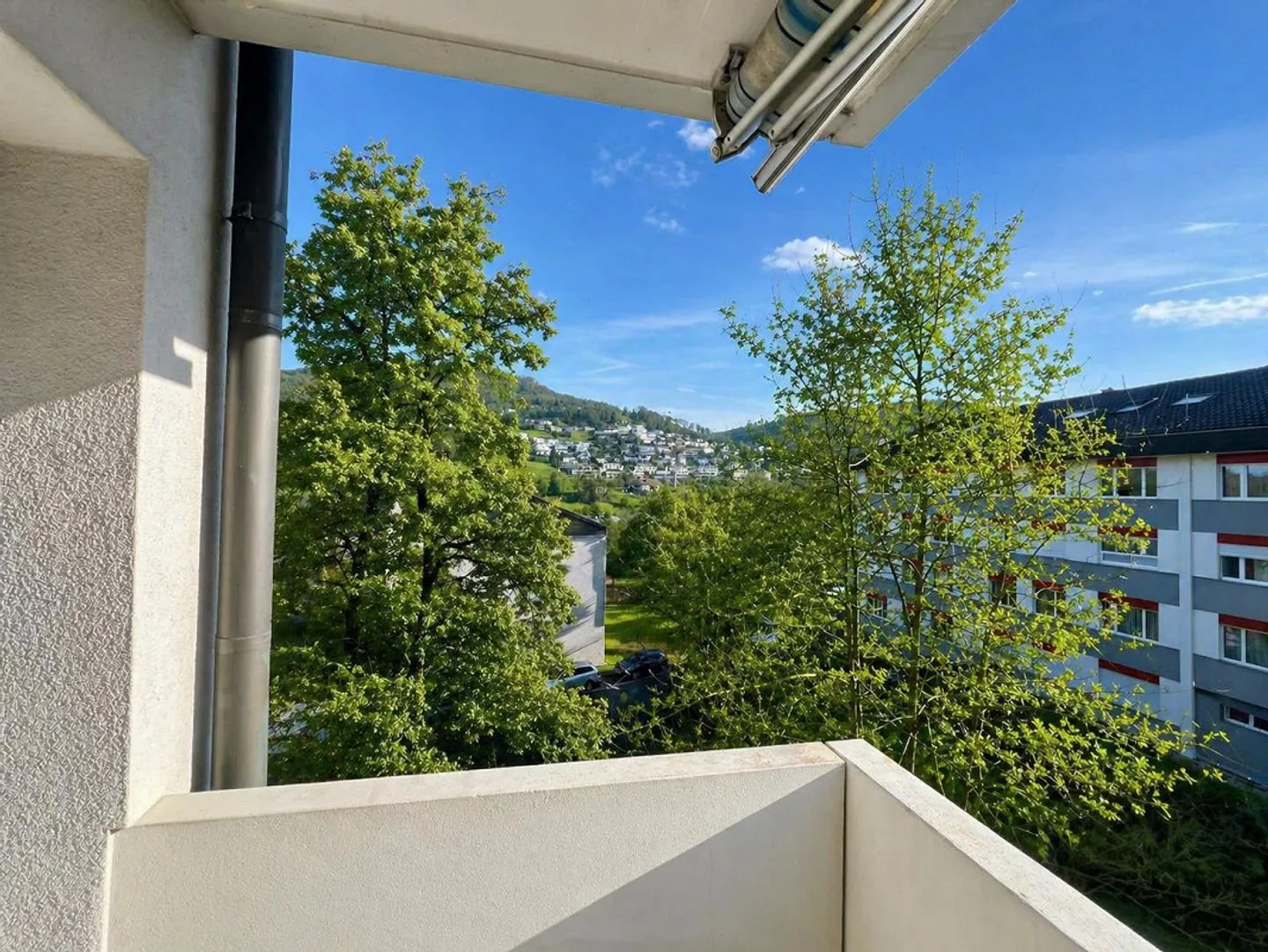 Appartamento luminoso di 4,5 stanze con vista sul verde - disponibile immediatamente o su appuntamento - Foto 2 di 12