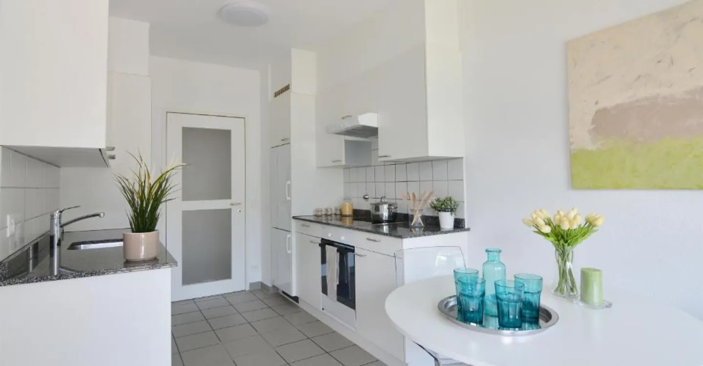 Bright spaces and double services in a strategic location - Photo 5 of 9