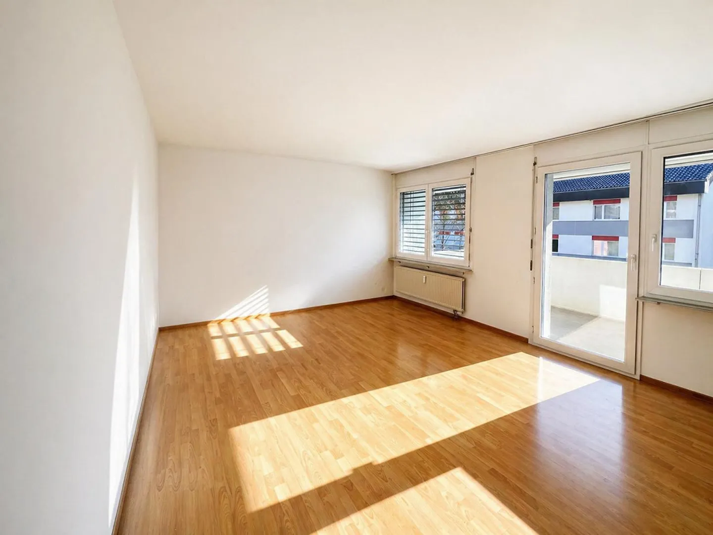 Appartamento luminoso di 4,5 stanze con vista sul verde - disponibile immediatamente o su appuntamento - Foto 4 di 12