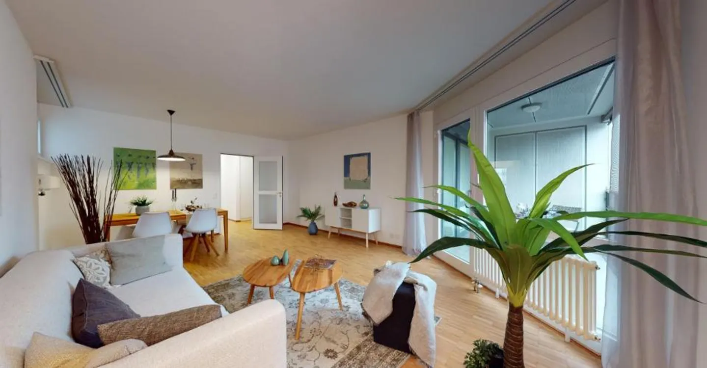 Bright spaces and double services in a strategic location - Photo 2 of 9