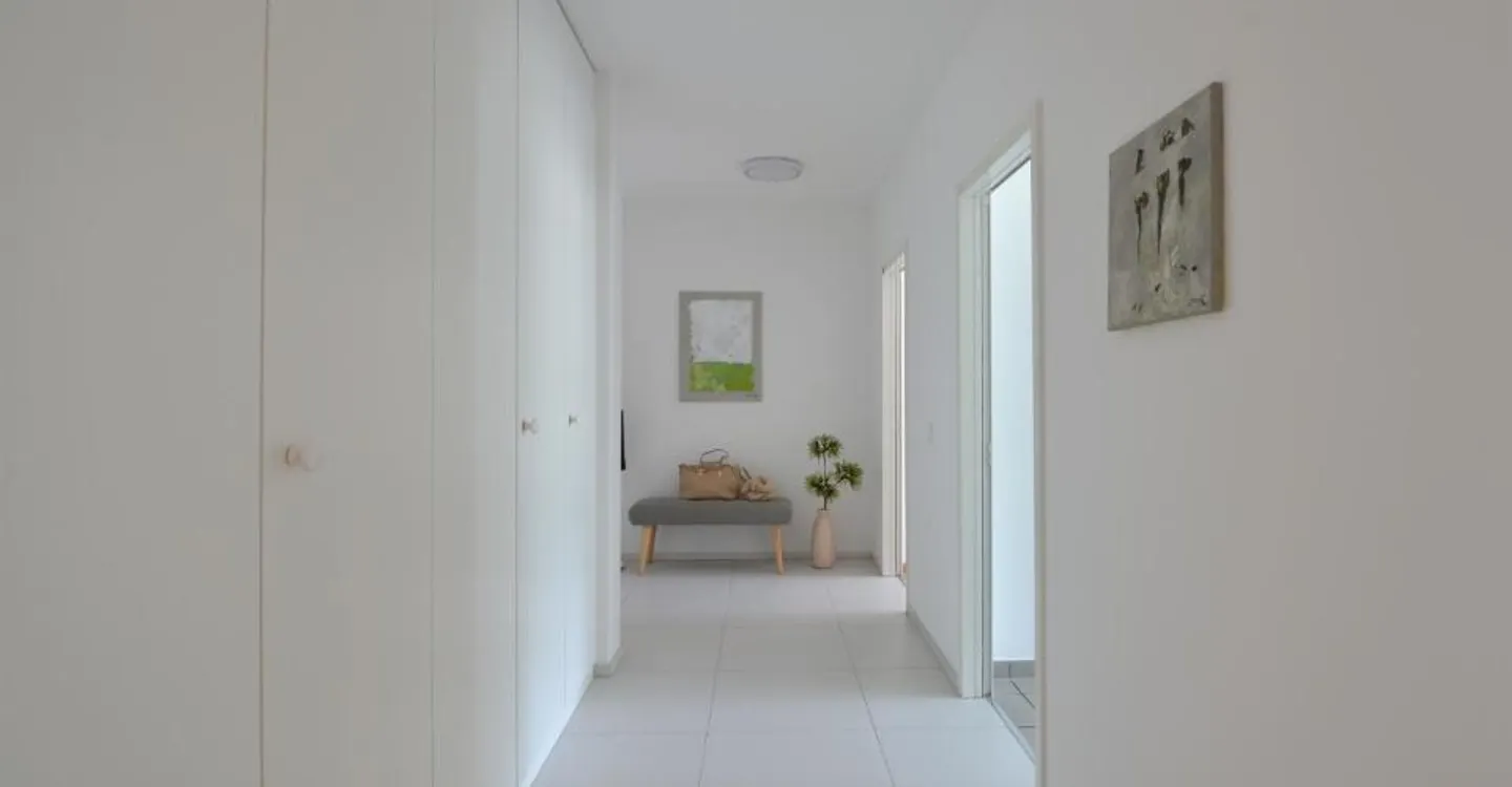 Bright spaces and double services in a strategic location - Photo 3 of 9