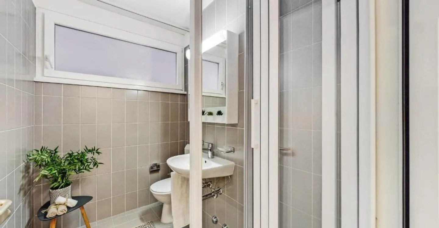 Bright spaces and double services in a strategic location - Photo 7 of 9
