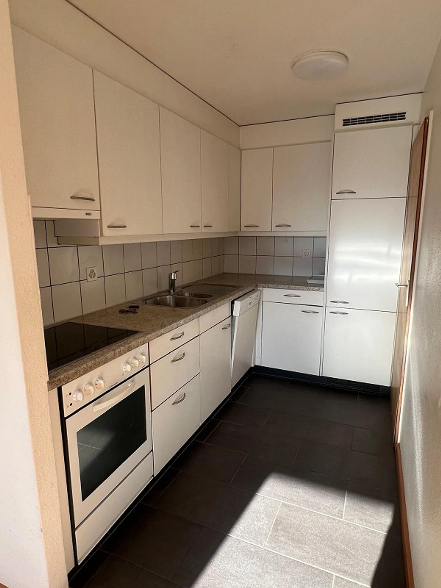 Appartamento luminoso di 4,5 stanze con vista sul verde - disponibile immediatamente o su appuntamento - Foto 5 di 12