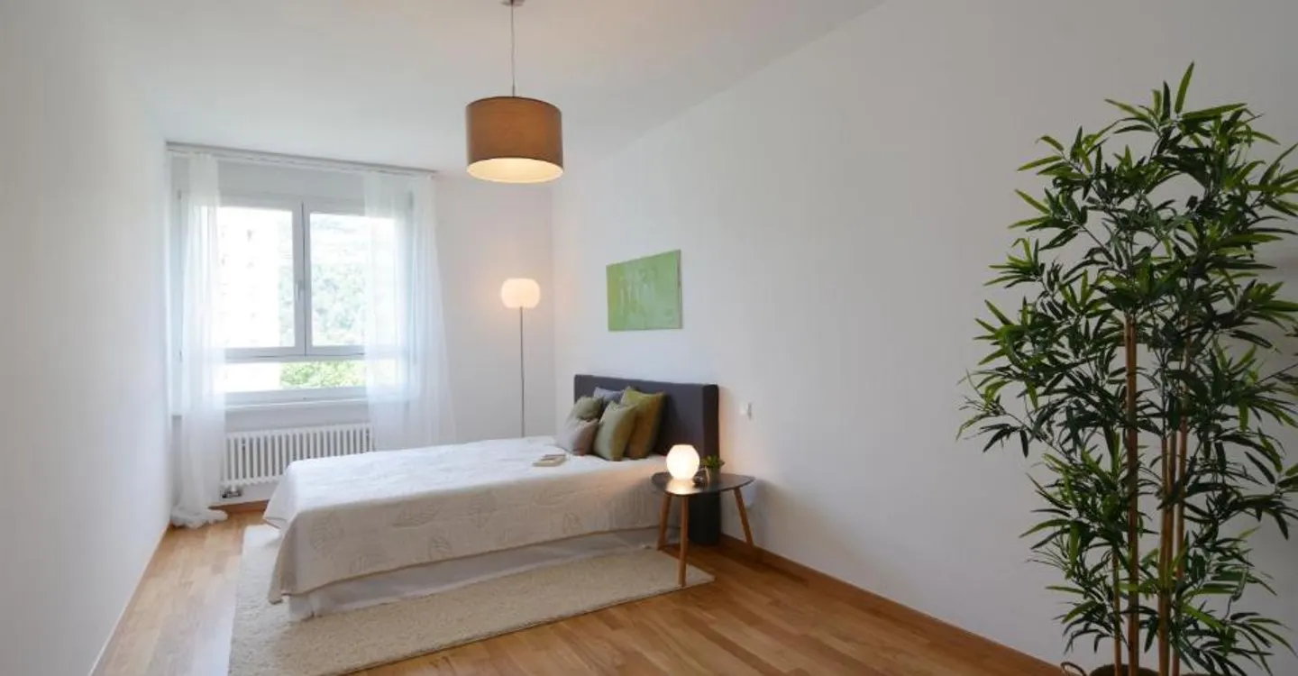 Bright spaces and double services in a strategic location - Photo 9 of 9