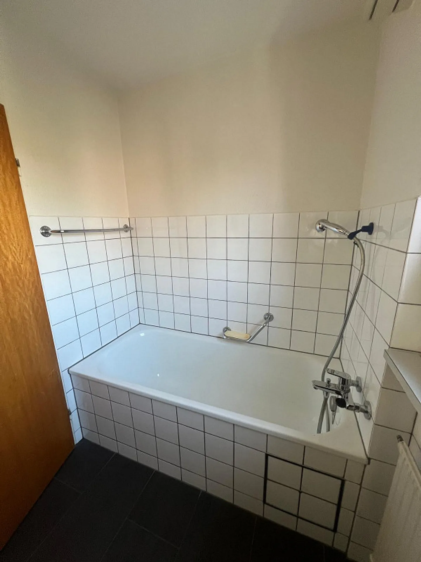 Appartamento luminoso di 4,5 stanze con vista sul verde - disponibile immediatamente o su appuntamento - Foto 9 di 12