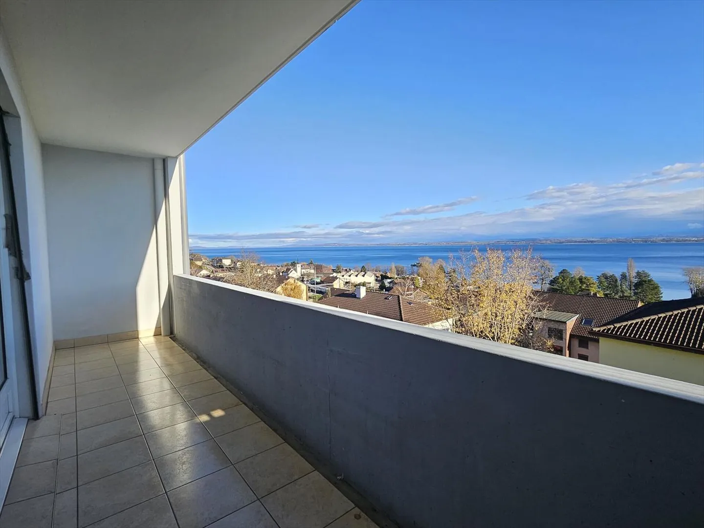 3.5-room apartment with large balcony and lake view - Photo 2 of 12