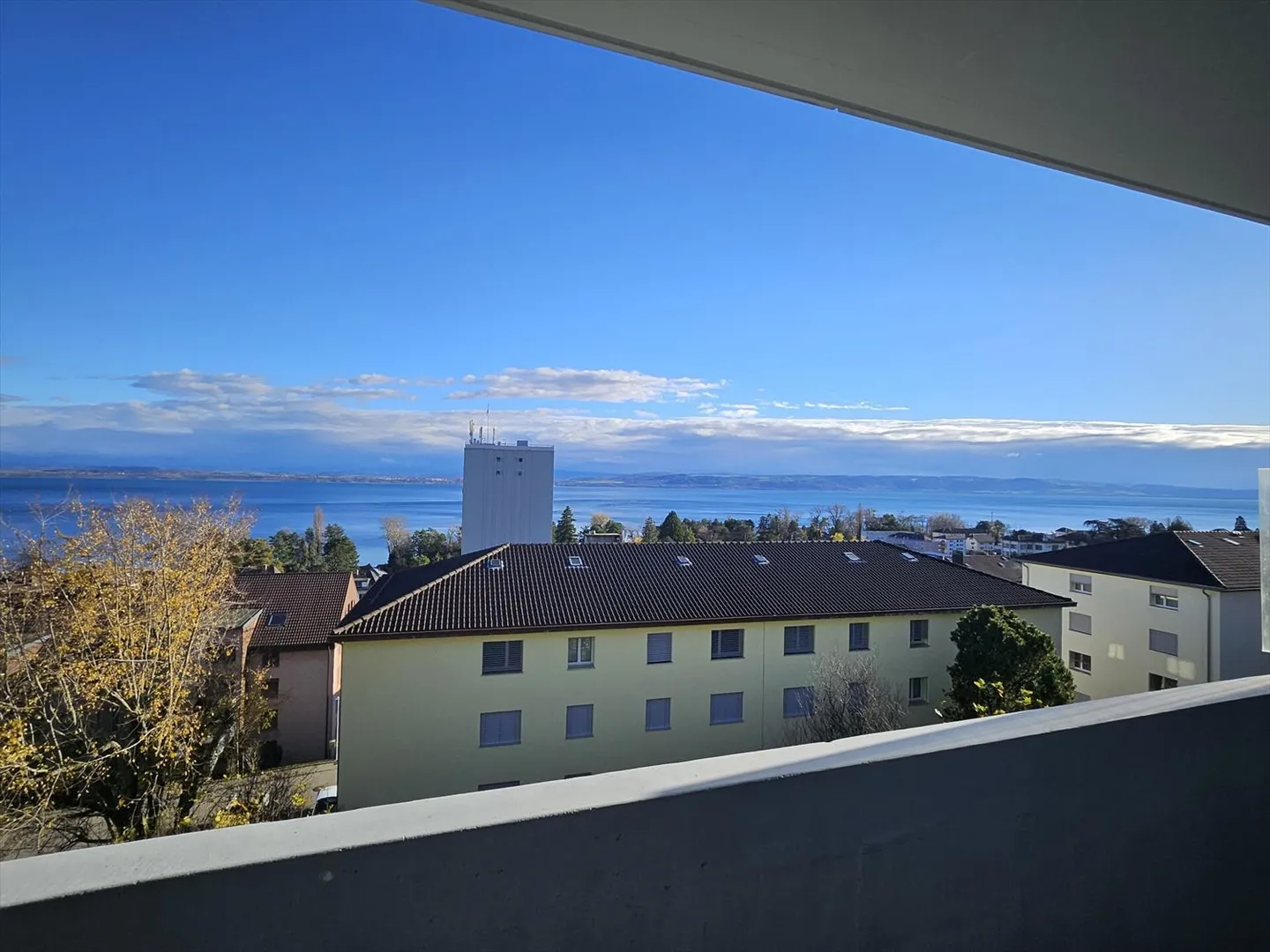 3.5-room apartment with large balcony and lake view - Photo 3 of 12