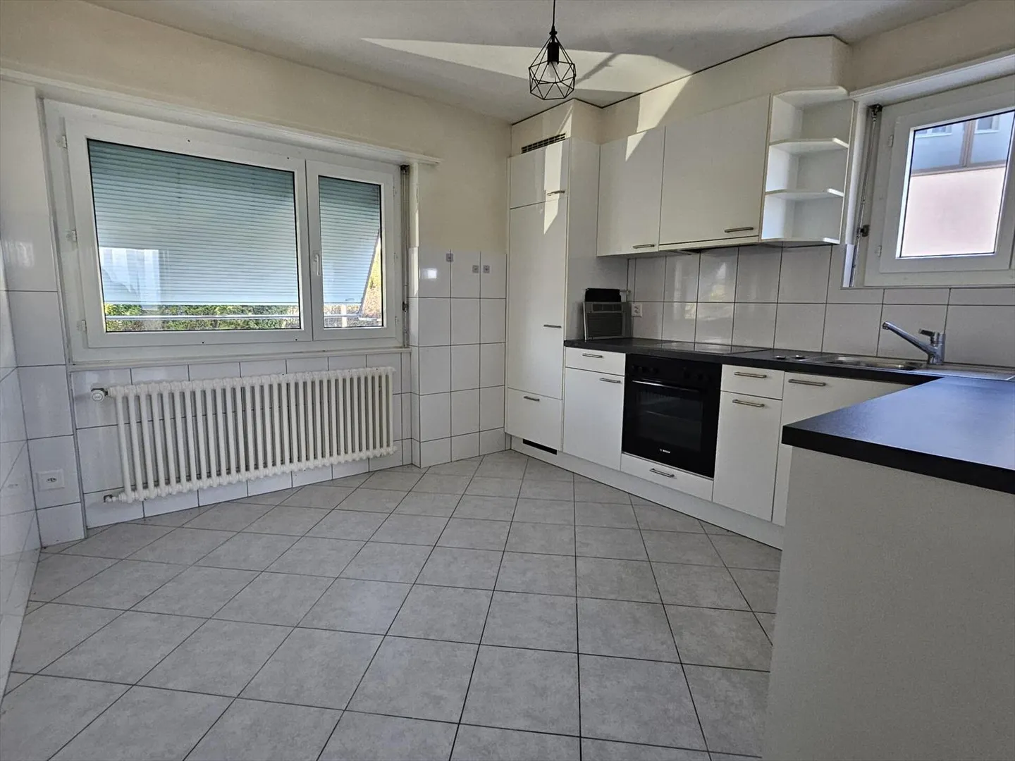 3.5-room apartment with large balcony and lake view - Photo 5 of 12