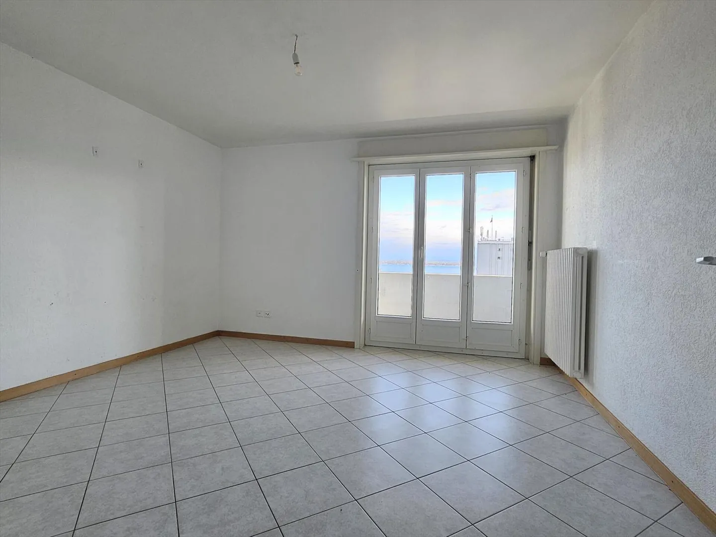 3.5-room apartment with large balcony and lake view - Photo 6 of 12