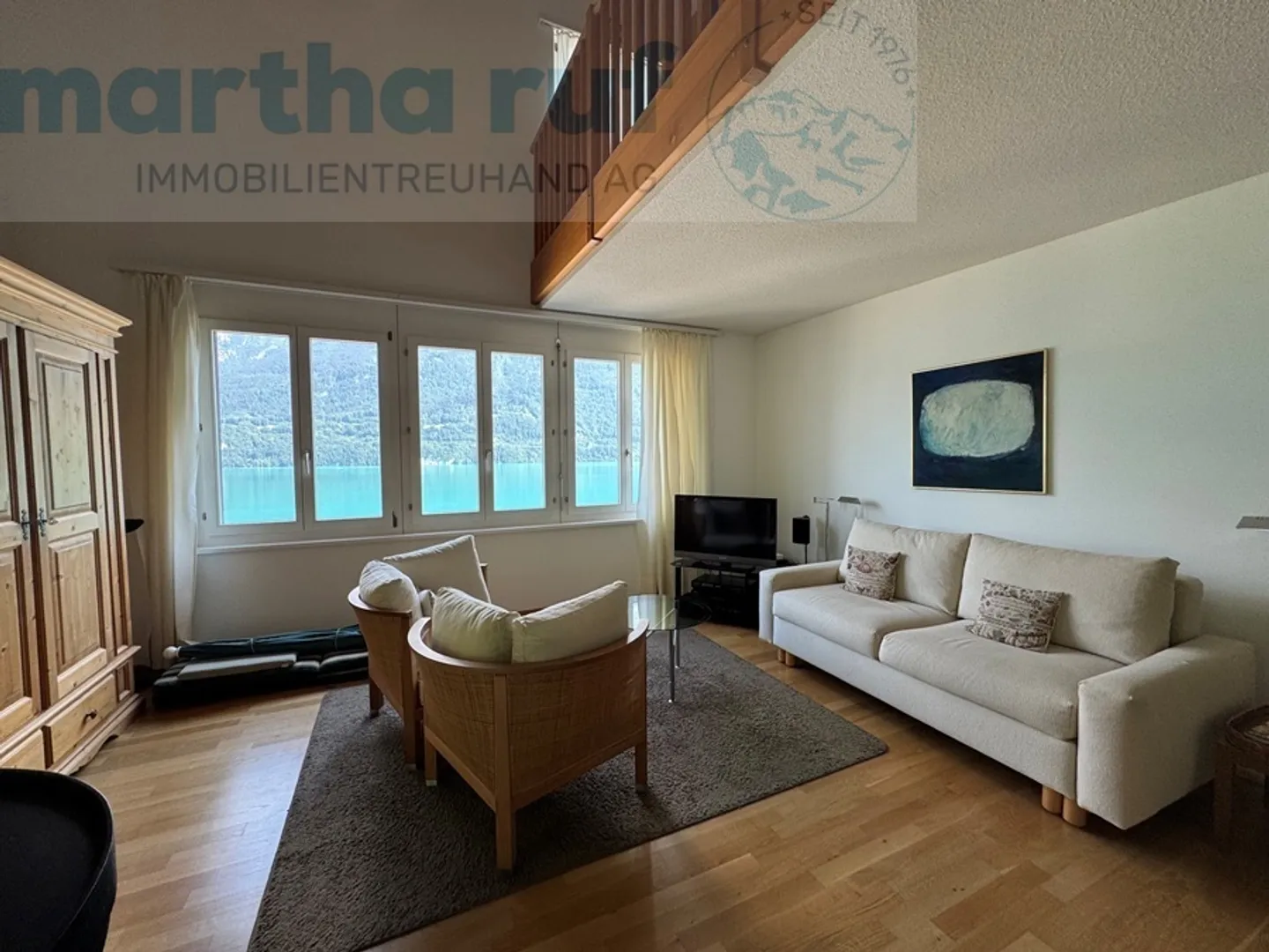 Spacious 2.5-room attic apartment with gallery and lake view - Photo 3 of 15
