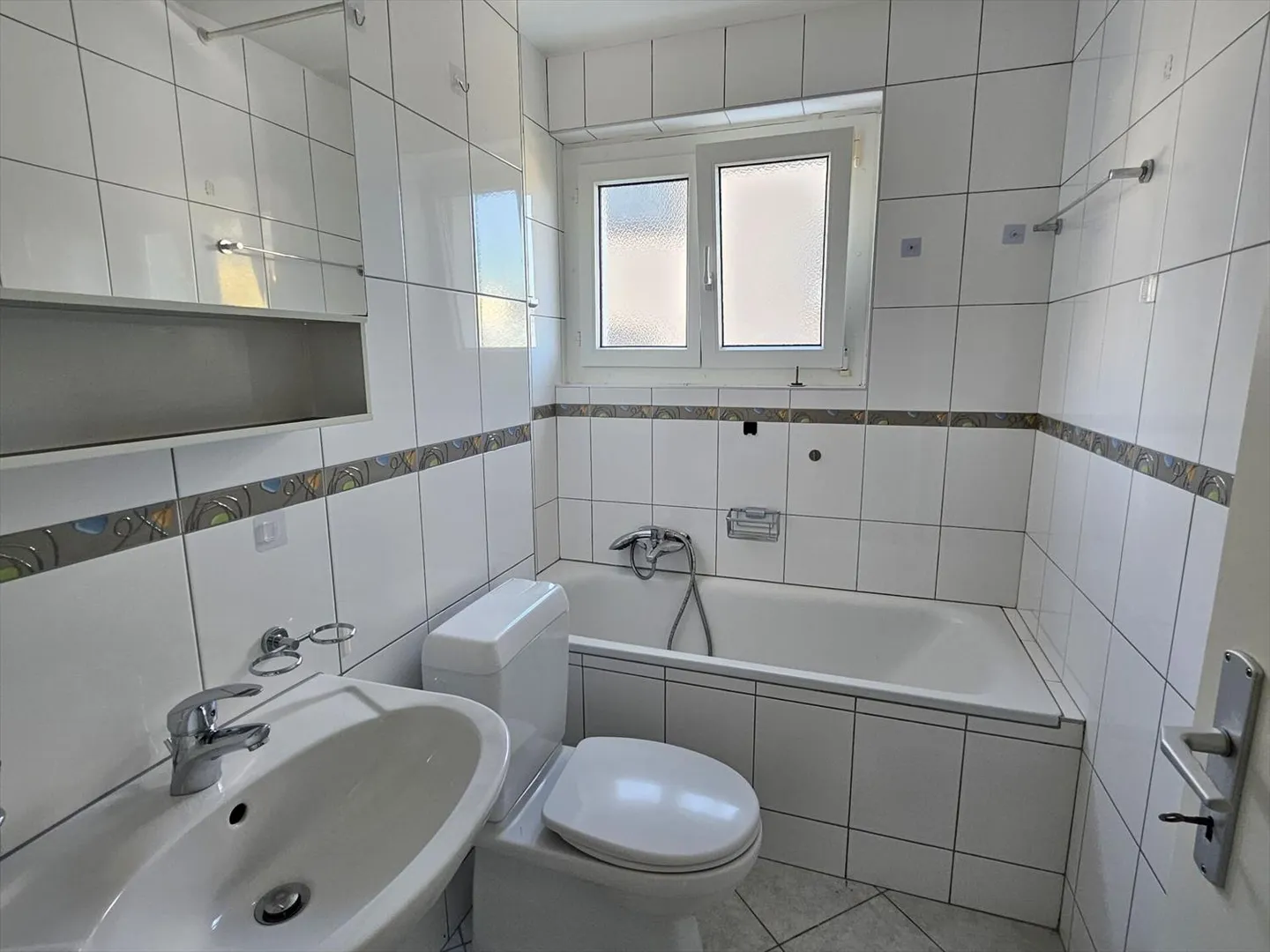 3.5-room apartment with large balcony and lake view - Photo 9 of 12