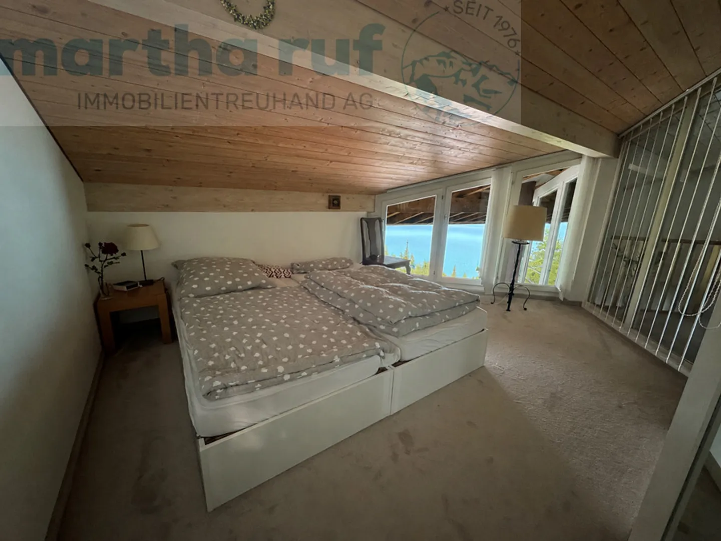 Spacious 2.5-room attic apartment with gallery and lake view - Photo 12 of 15