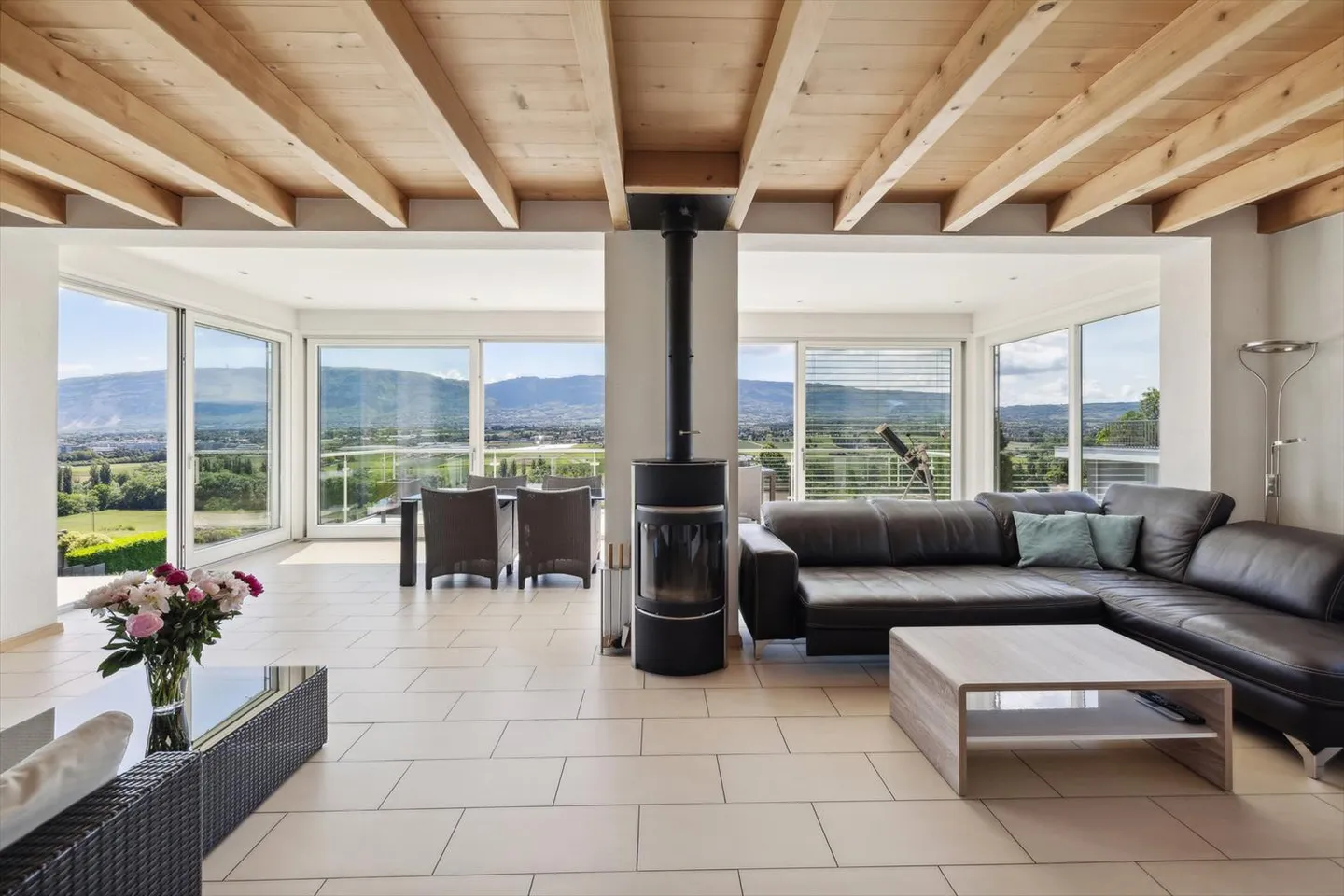 Rara villa individuale con piscina di fronte ai vigneti - Foto 1 di 10