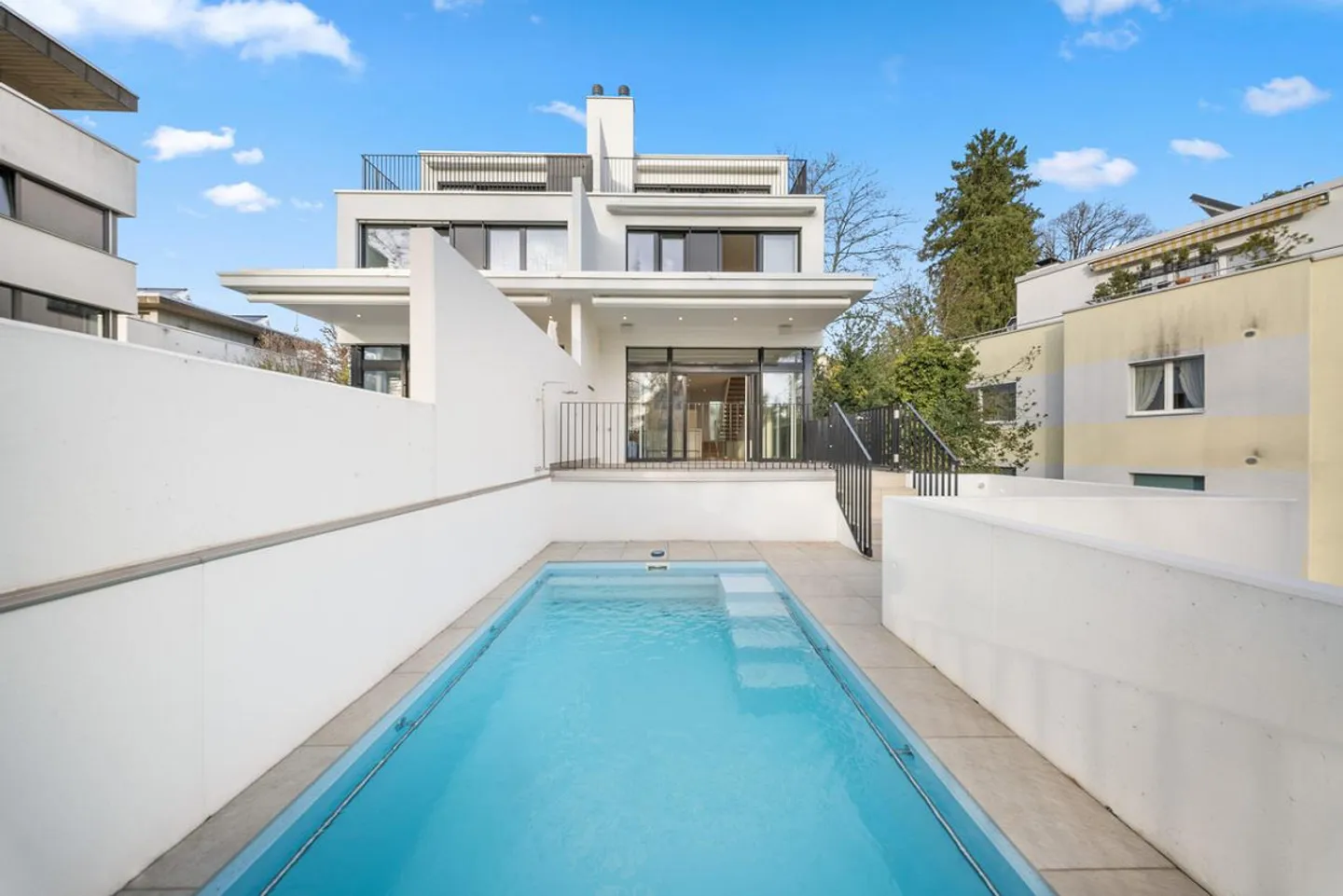 Exklusives Terrassenhaus mit Pool - Foto 1 von 15