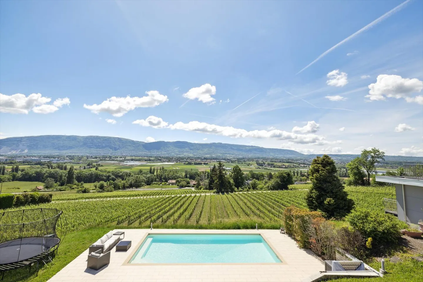 Rara villa individuale con piscina di fronte ai vigneti - Foto 2 di 10