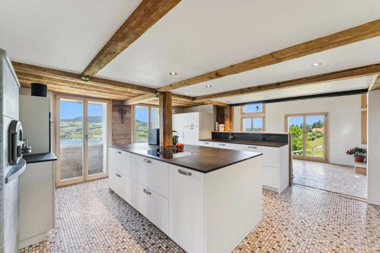 Elegante casa residenziale con vista impareggiabile sul lago e sulle montagne - Foto 4 di 12