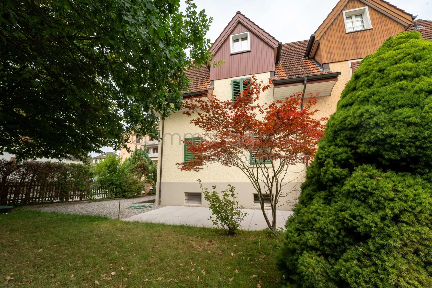 Stylishly renovated 4.5-room semi-detached house with private garden in a sought-after location in Zug - Photo 1 of 11