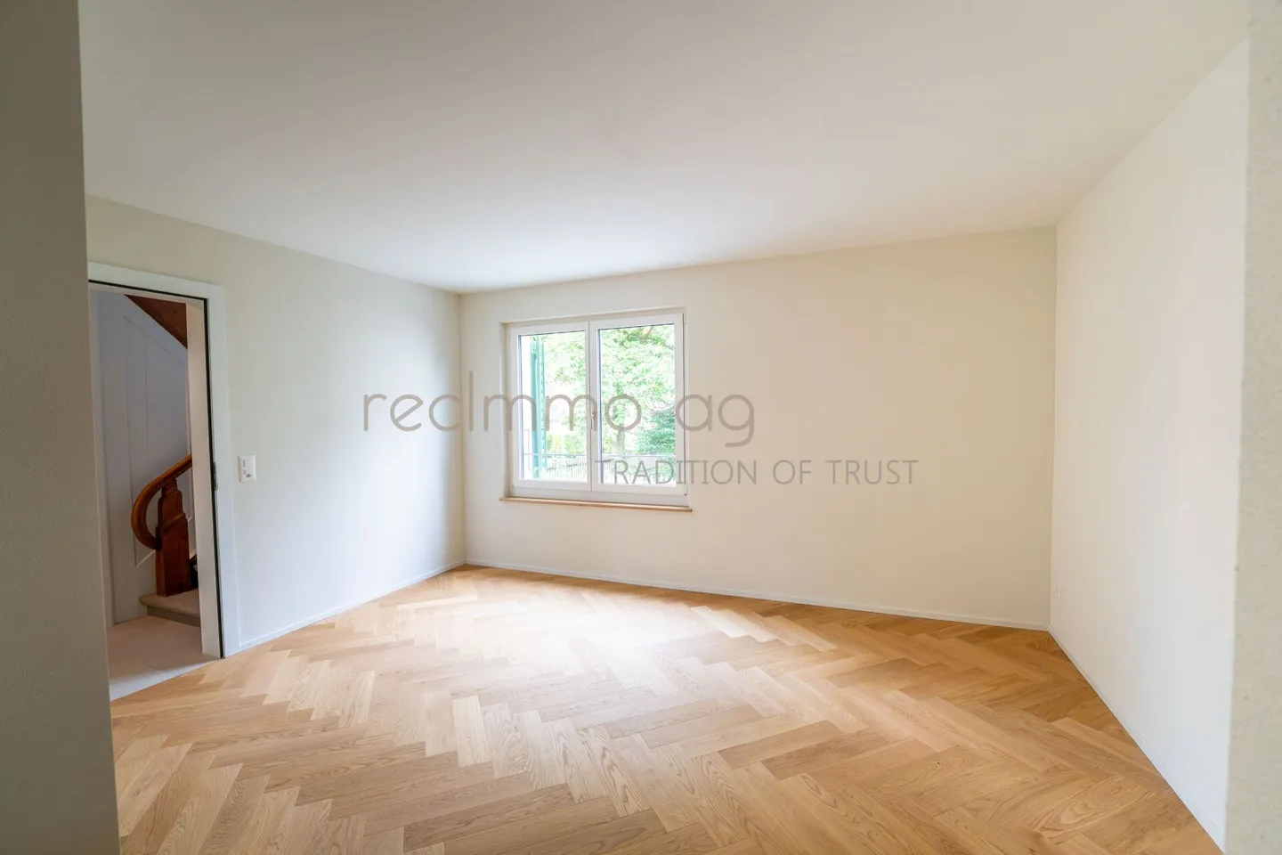 Stylishly renovated 4.5-room semi-detached house with private garden in a sought-after location in Zug - Photo 4 of 11