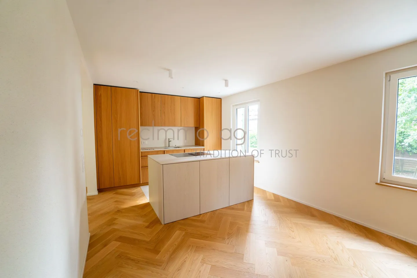 Stylishly renovated 4.5-room semi-detached house with private garden in a sought-after location in Zug - Photo 2 of 11