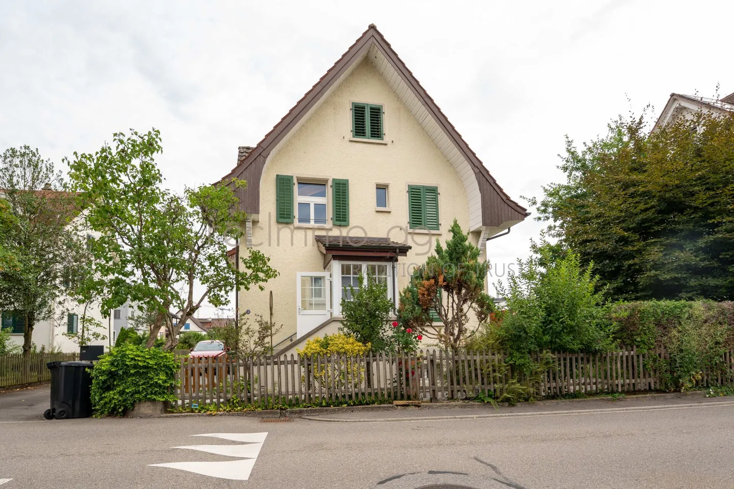 Stylishly renovated 4.5-room semi-detached house with private garden in a sought-after location in Zug - Photo 6 of 11