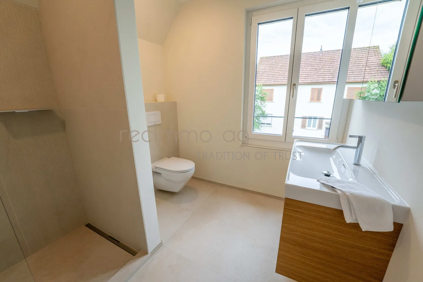 Stylishly renovated 4.5-room semi-detached house with private garden in a sought-after location in Zug - Photo 10 of 11