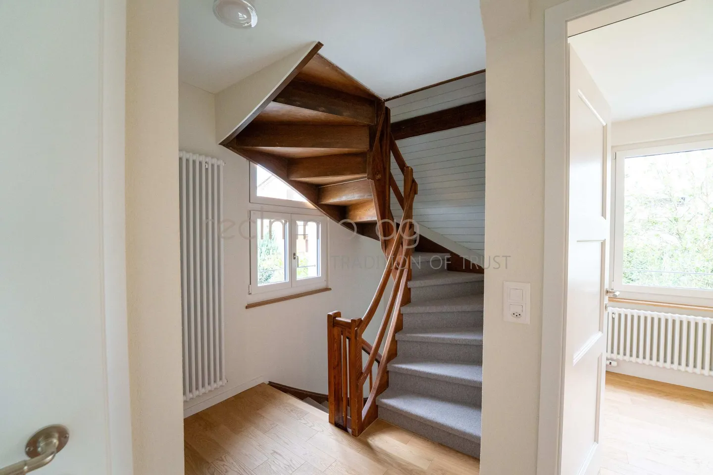 Stylishly renovated 4.5-room semi-detached house with private garden in a sought-after location in Zug - Photo 7 of 11