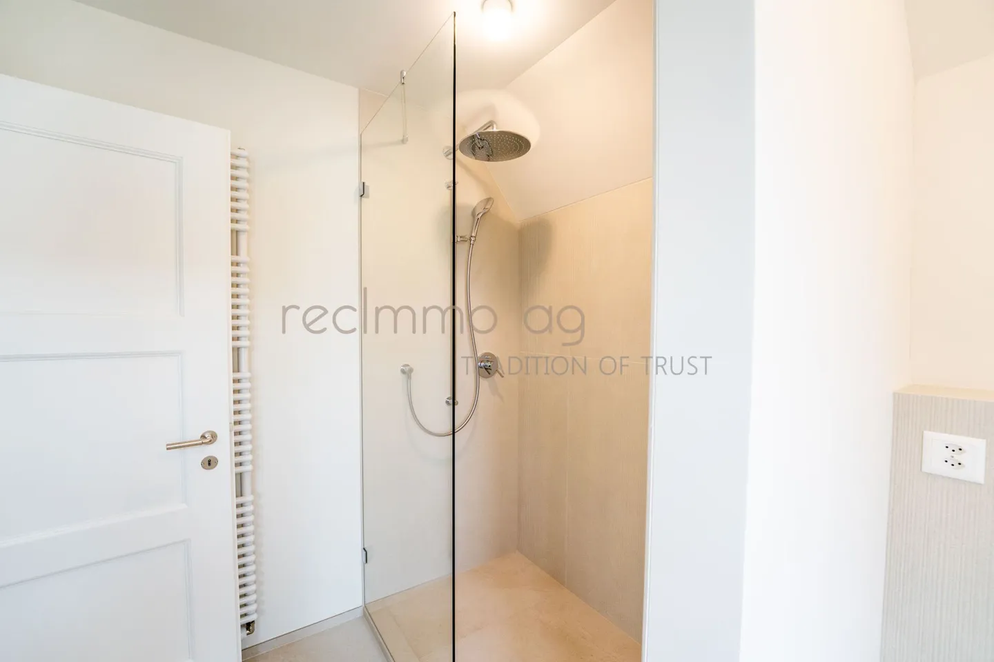 Stylishly renovated 4.5-room semi-detached house with private garden in a sought-after location in Zug - Photo 8 of 11