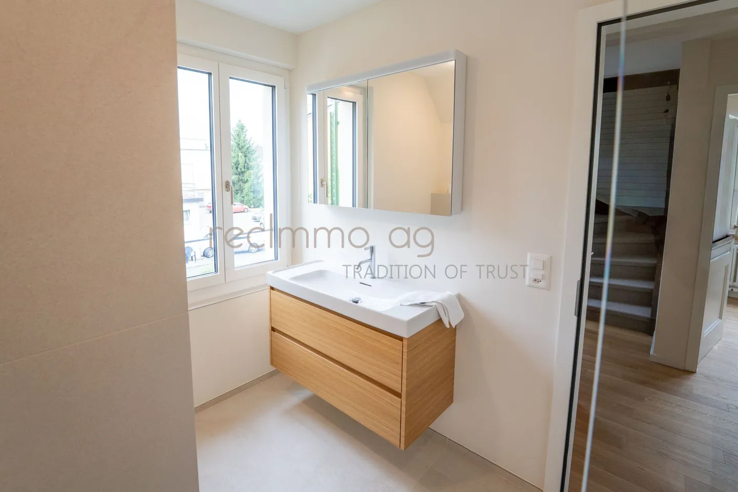 Stylishly renovated 4.5-room semi-detached house with private garden in a sought-after location in Zug - Photo 9 of 11