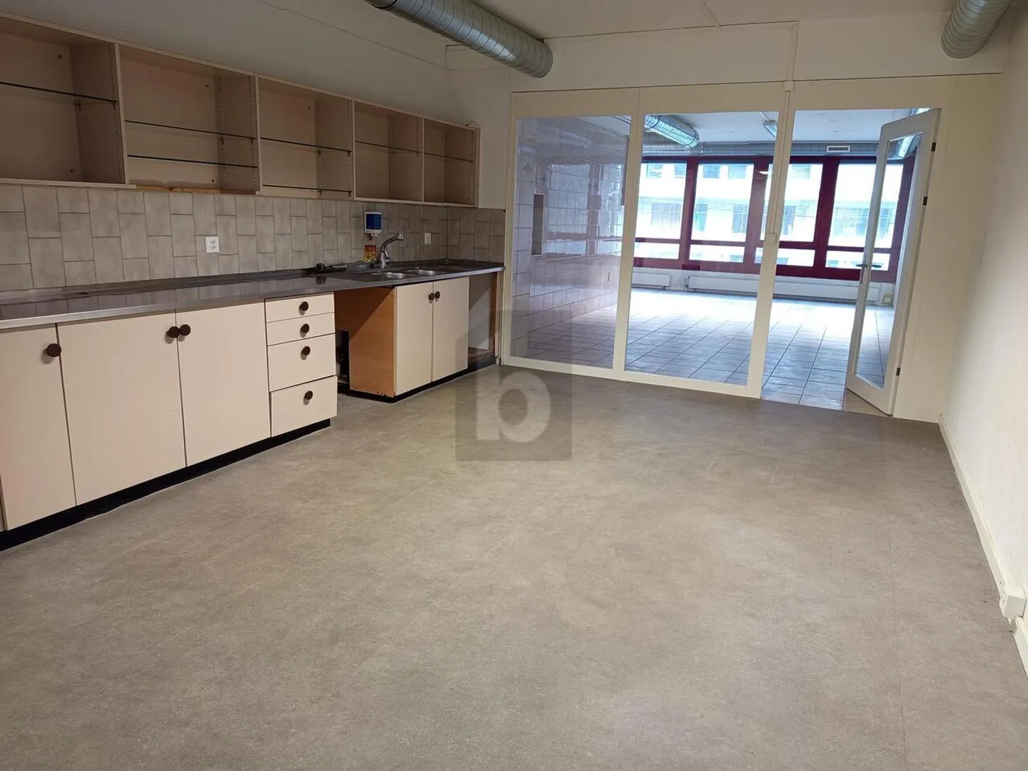 DYNAMIC, COMFORTABLE & CENTRAL - Photo 4 of 6