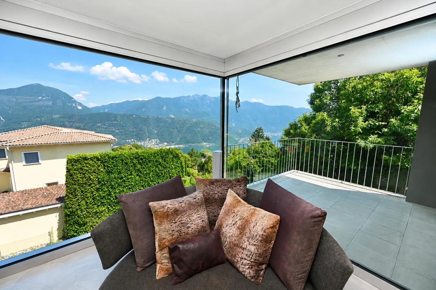 Modern Villa with Lake View - Photo 5 of 29