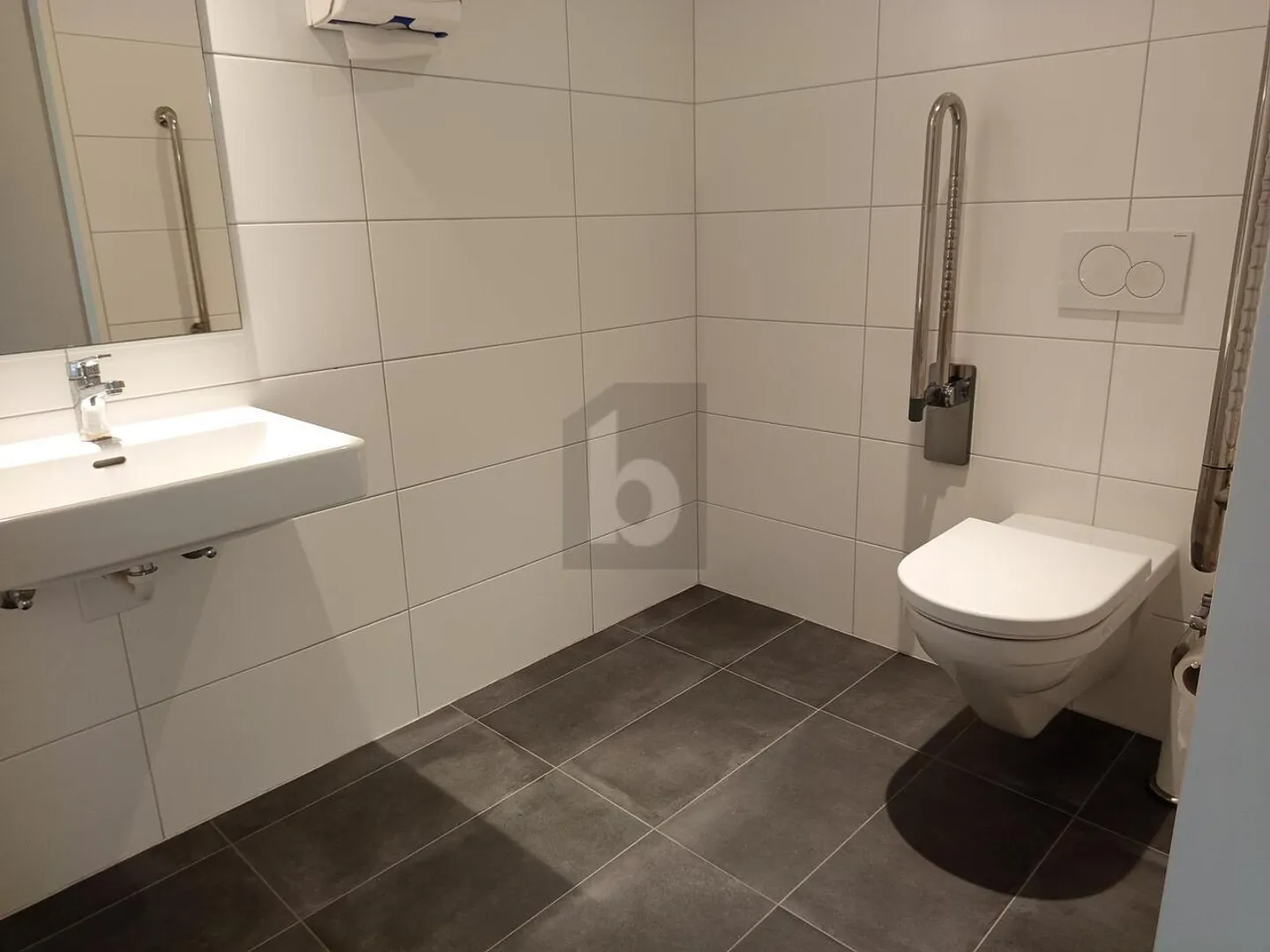 DYNAMIC, COMFORTABLE & CENTRAL - Photo 5 of 6