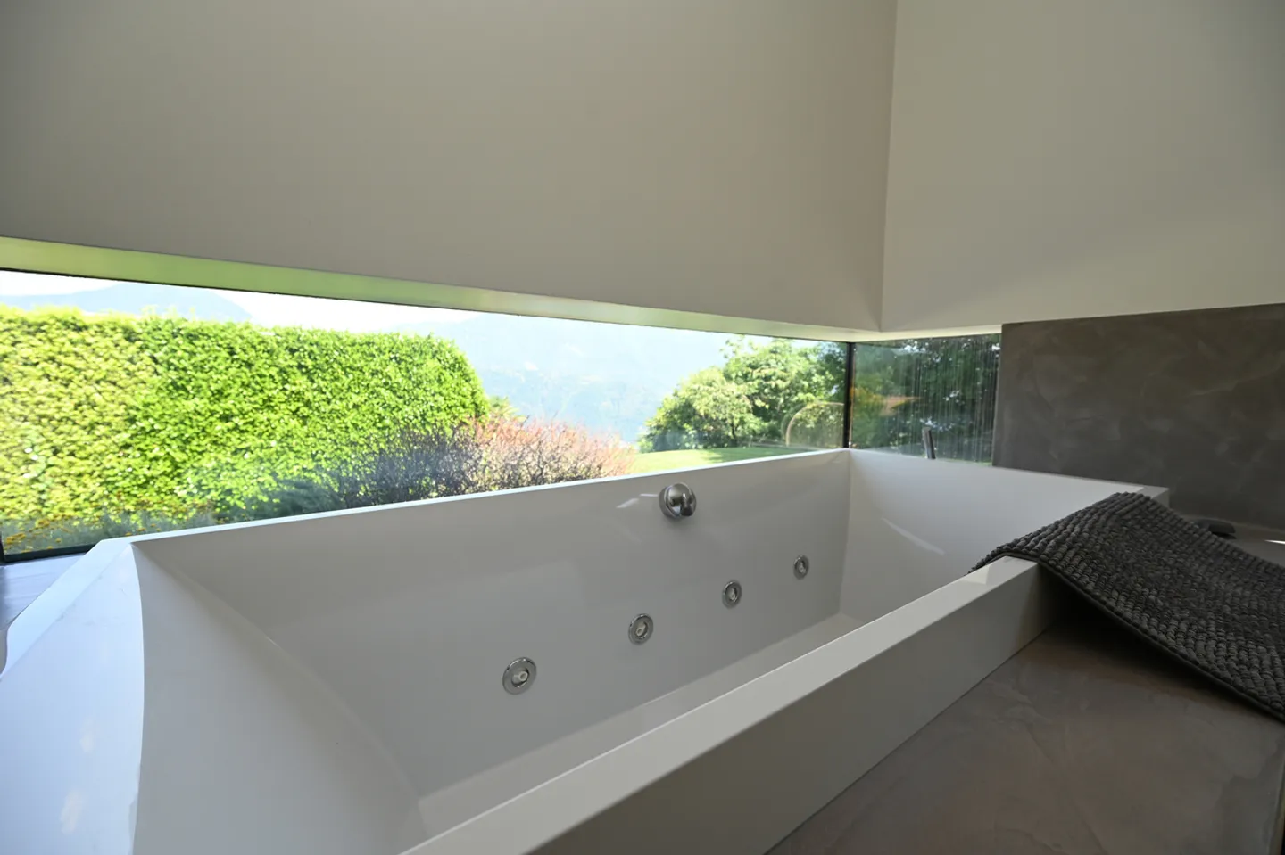 Modern Villa with Lake View - Photo 26 of 29