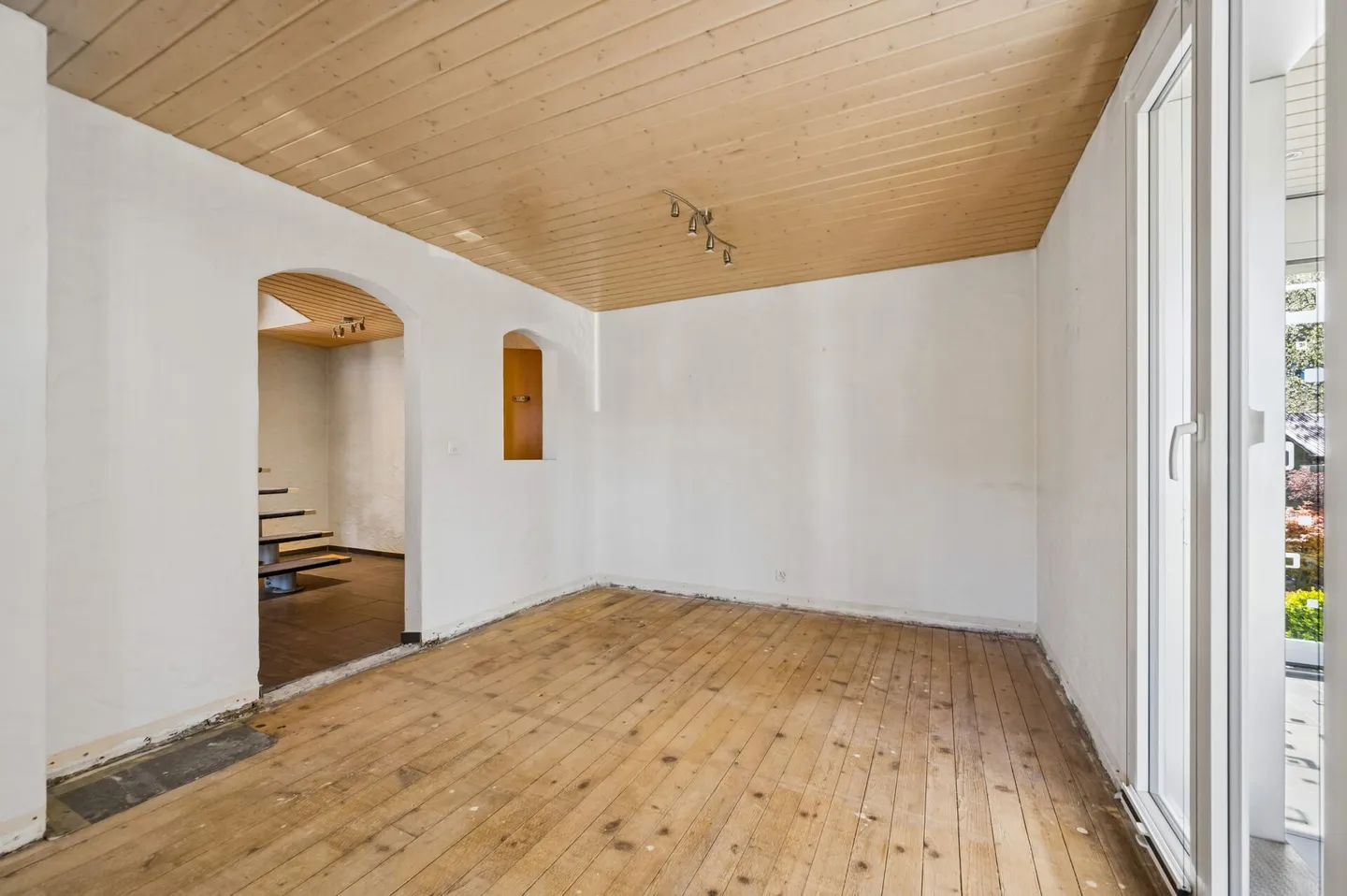 Versatile 6.5-room property with building land potential - Photo 3 of 13