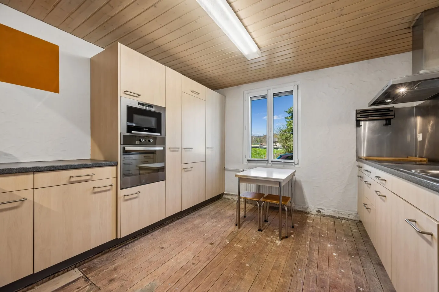 Versatile 6.5-room property with building land potential - Photo 4 of 13