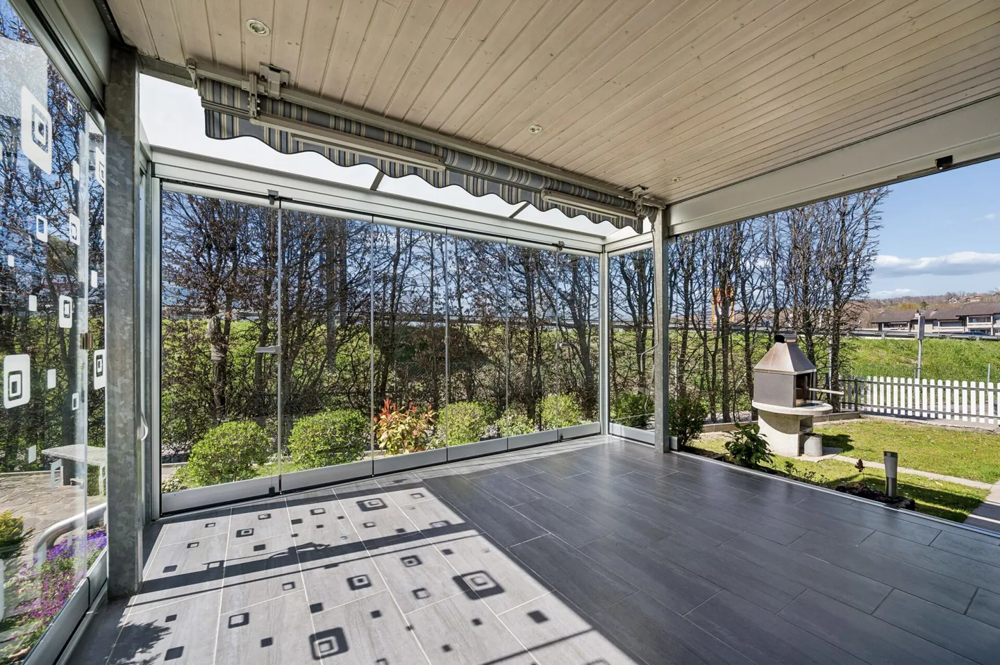 Versatile 6.5-room property with building land potential - Photo 5 of 13