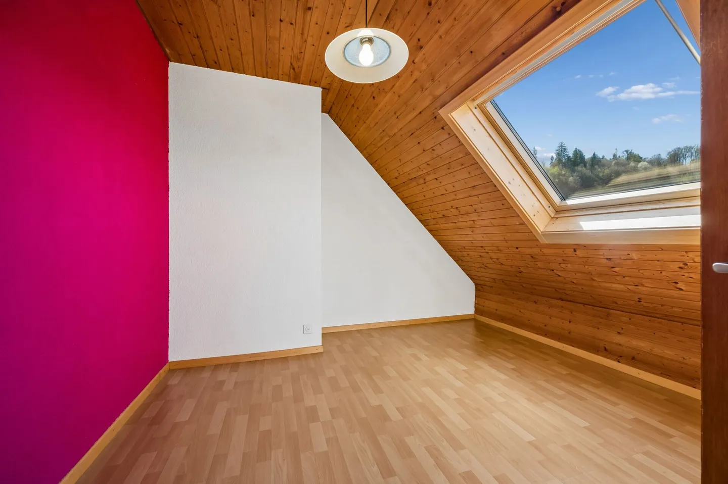 Versatile 6.5-room property with building land potential - Photo 7 of 13