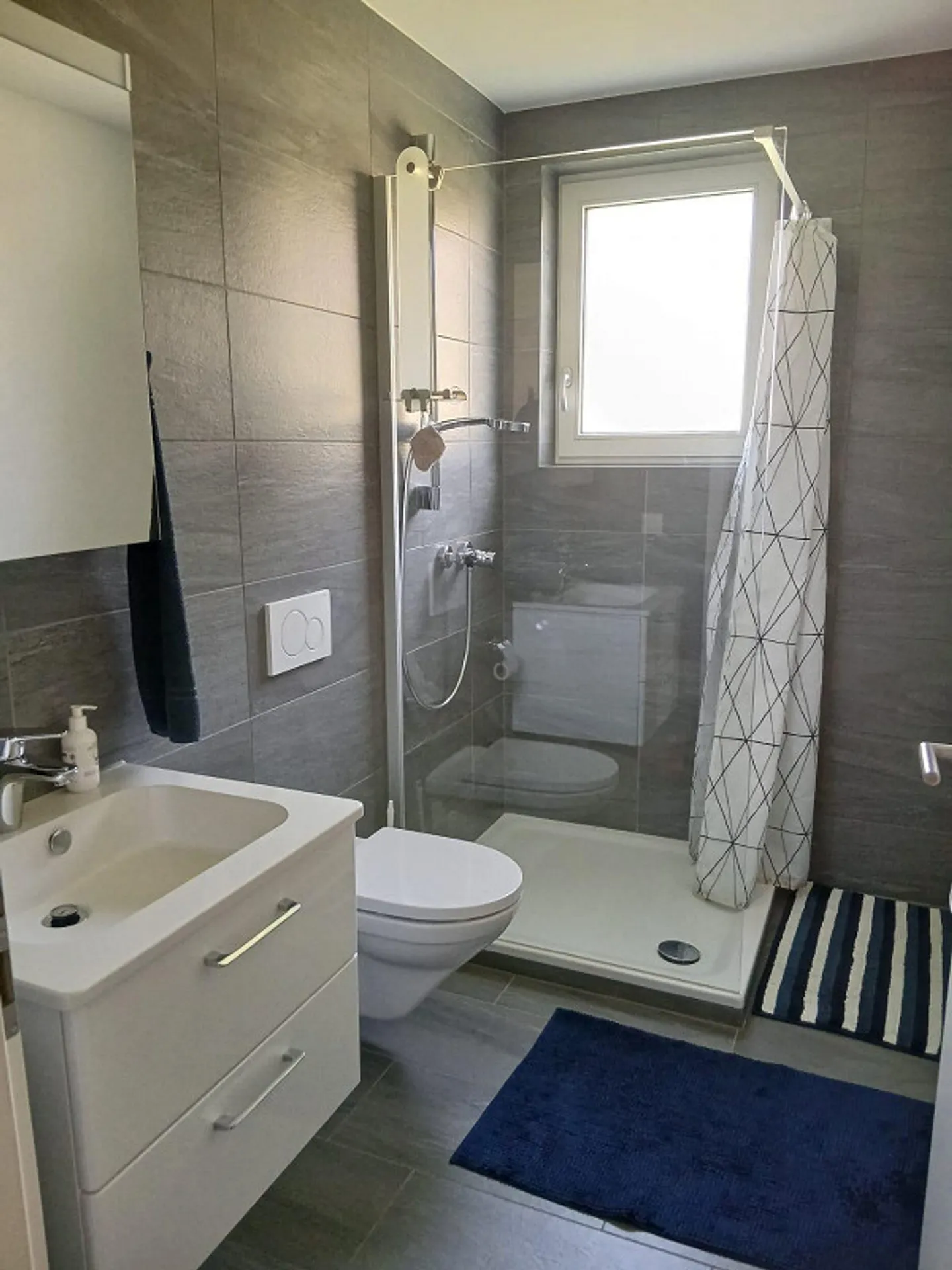 Appartamento luminoso di 4,5 stanze in affitto nel centro - Foto 6 di 7