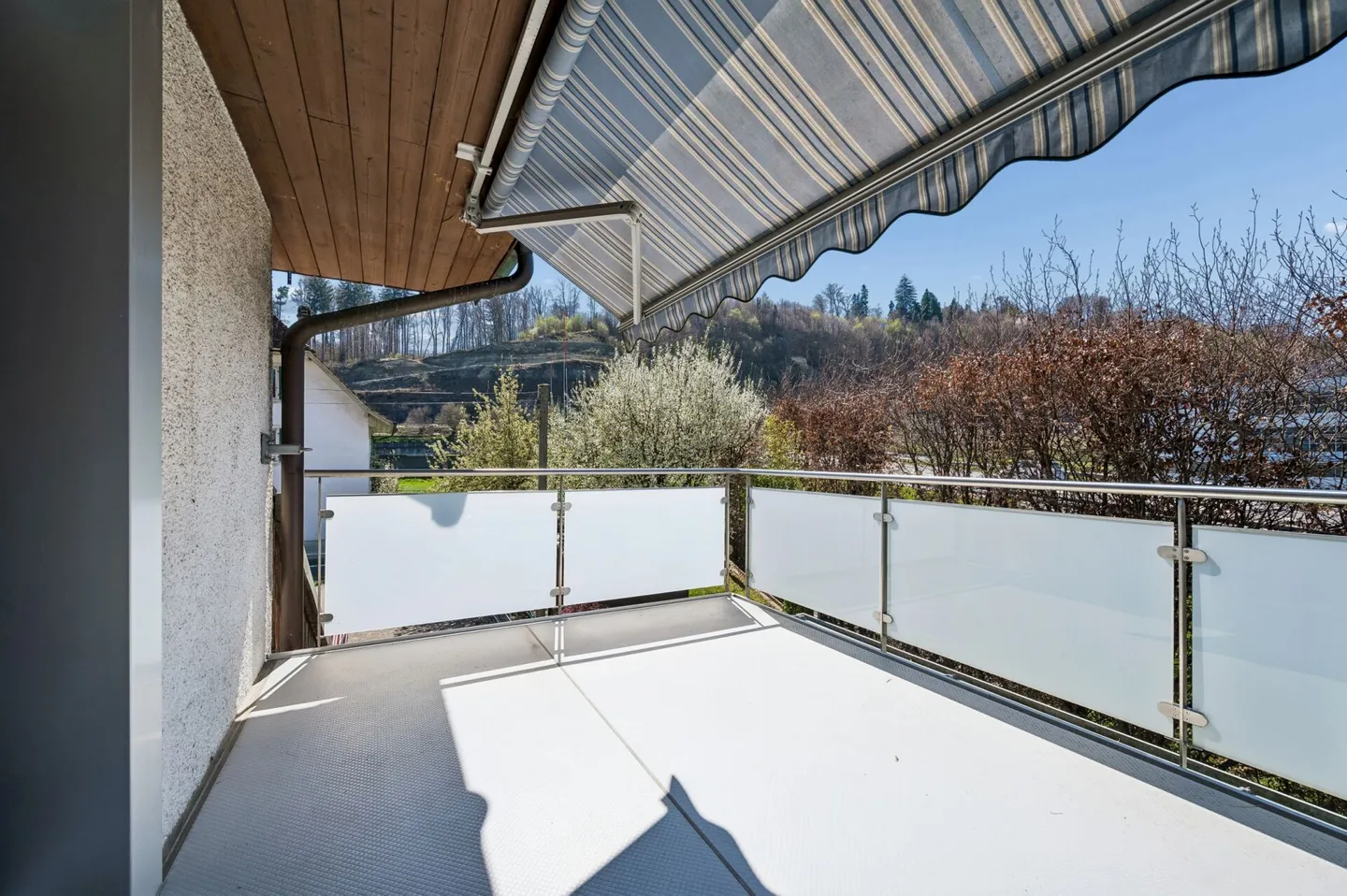 Versatile 6.5-room property with building land potential - Photo 10 of 13