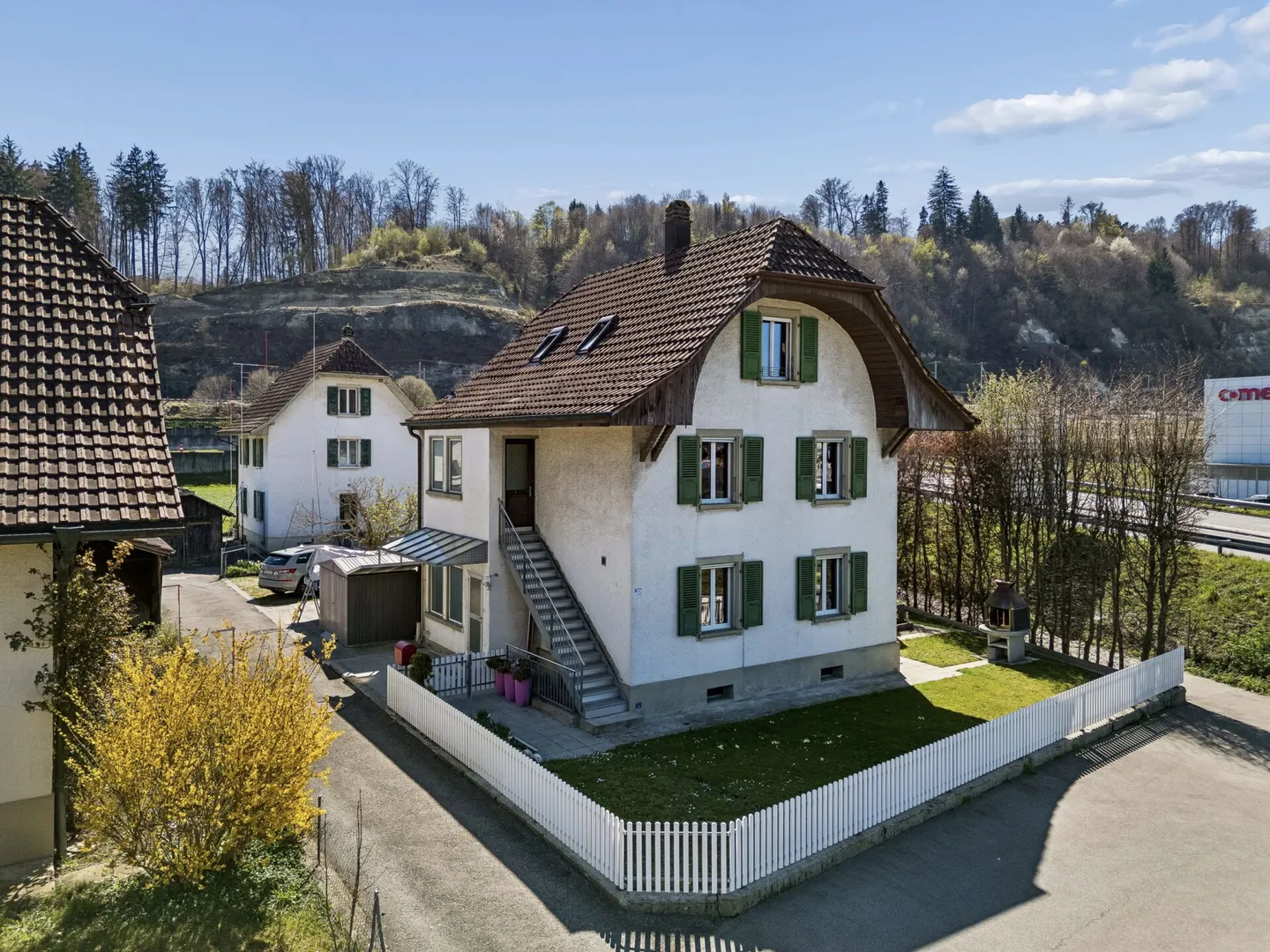 Versatile 6.5-room property with building land potential - Photo 12 of 13