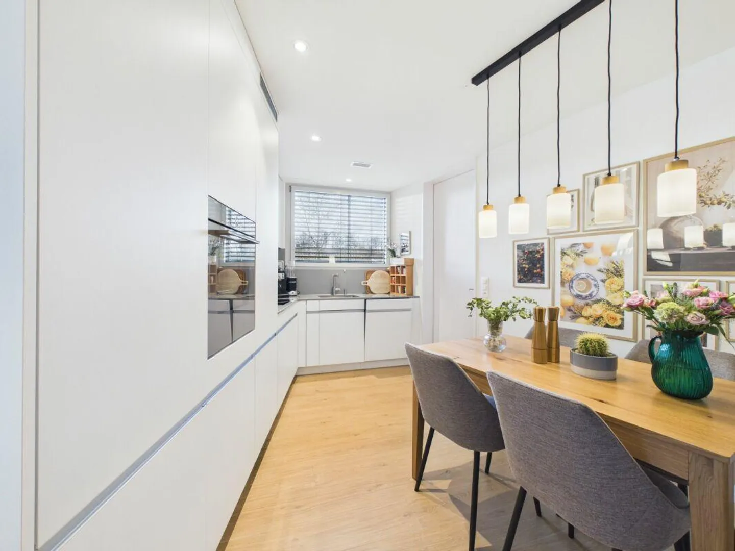 Stylish Garden Apartment with Comfort - Photo 2 of 7