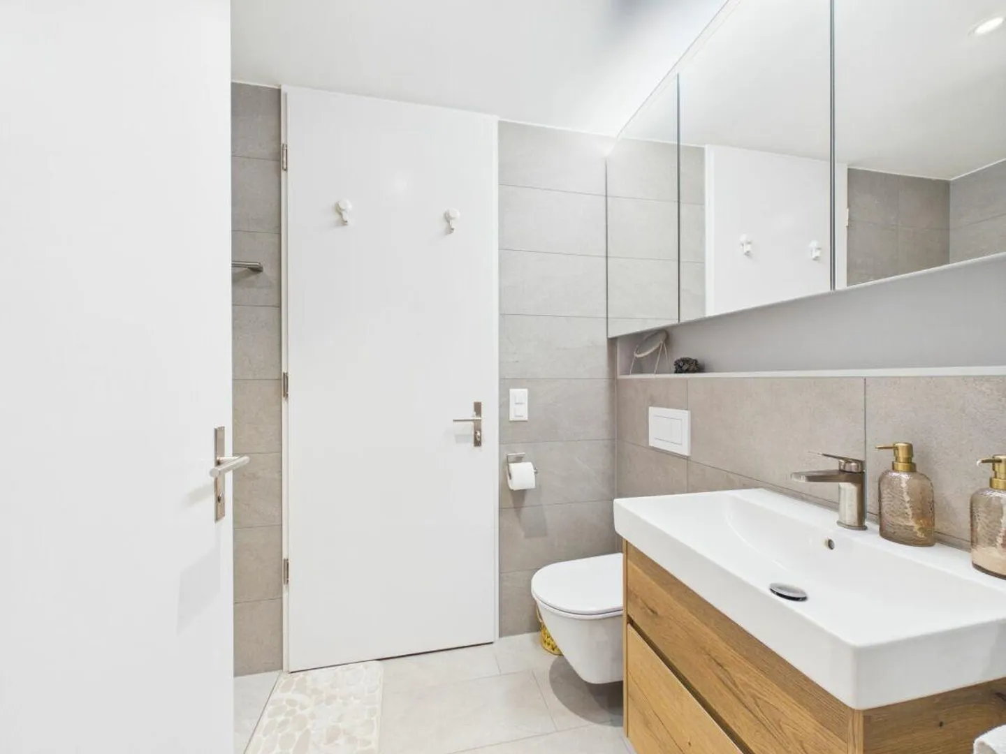 Stylish Garden Apartment with Comfort - Photo 5 of 7