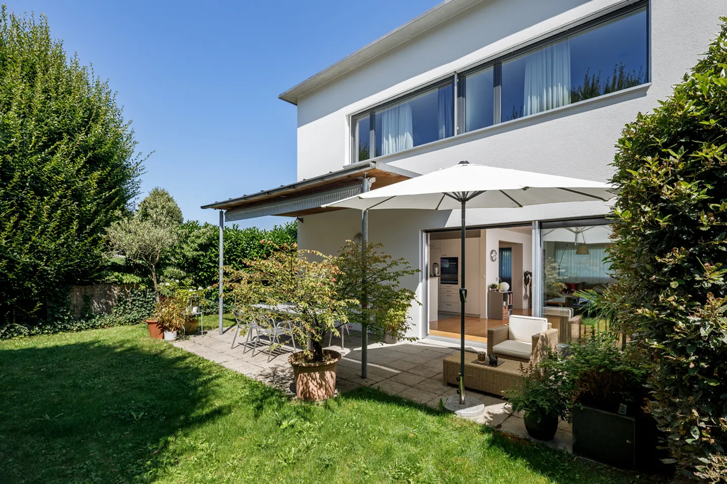 Row house for sale - Photo 1 of 4