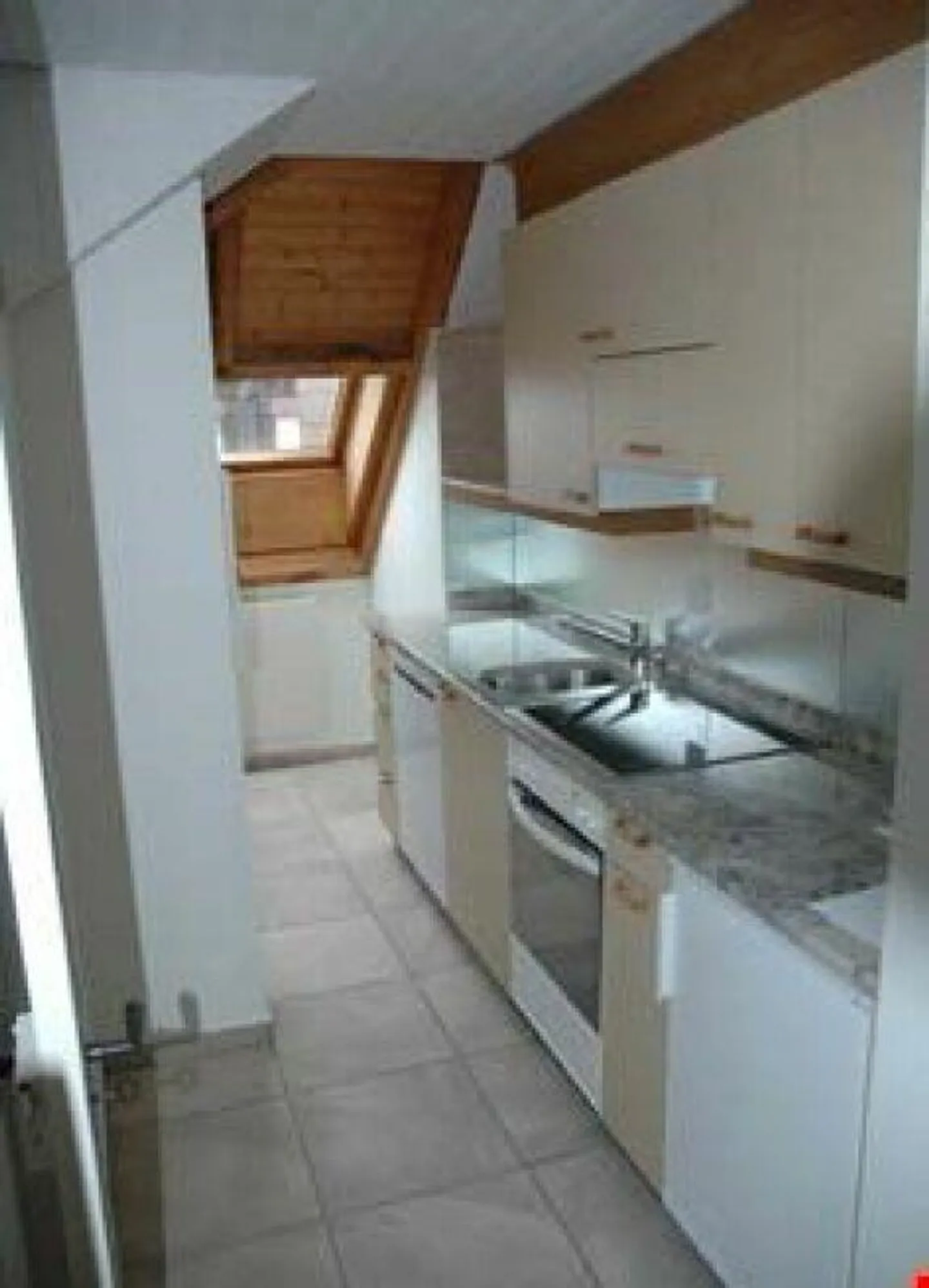 Appartement sous les combles de 2 1/2 pièces avec belle vue - Photo 4 sur 15