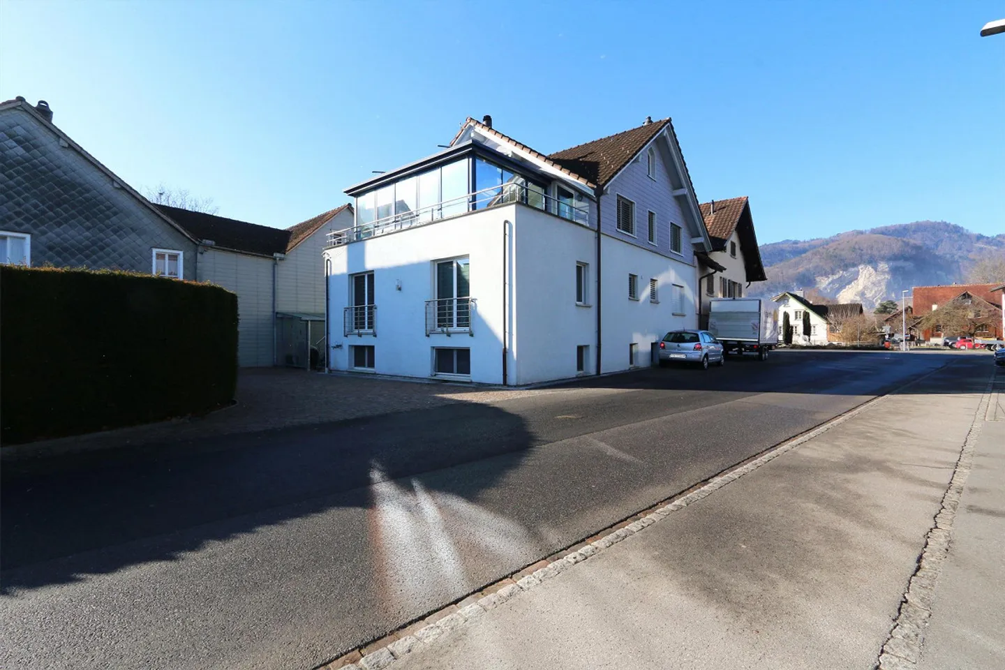 Grande maison individuelle de 8½ pièces dans un emplacement central - Photo 2 sur 30